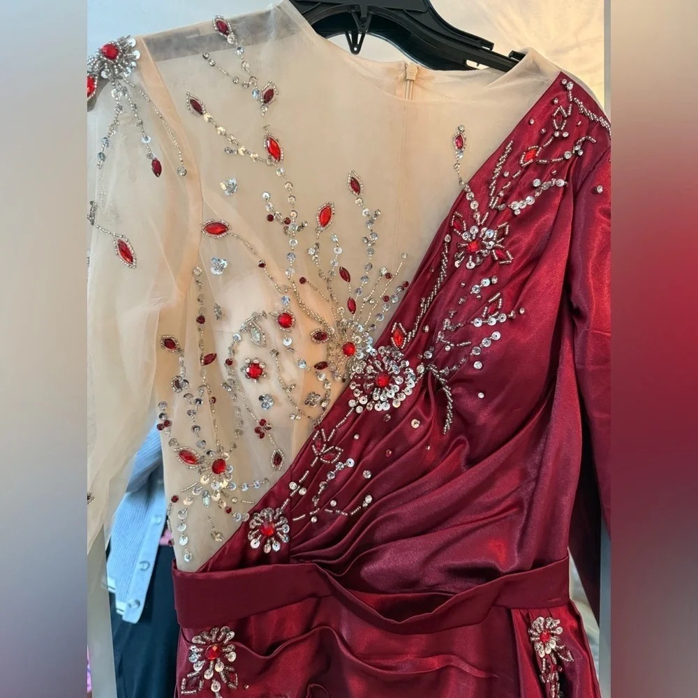 Elegant Evening Gown - Picture 7 of 11